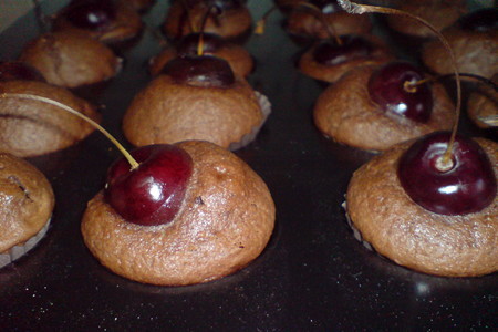 Шоколадные кексики с вишнями  "на счастье"!: шаг 7