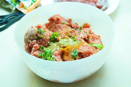Чевапчичи (мясные колбаски) и джувэч (запеченное овощное рагу с рисом). балканская кухня.: шаг 1