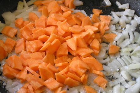 Куриные бедра с кабачком, морковью и базиликом: шаг 2