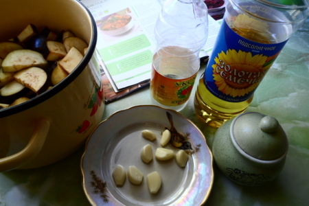 Фото приготовления рецепта: Острые баклажаны в томатном соусе на зиму в мультиварке