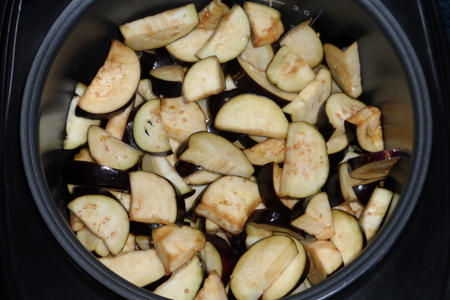 Фото приготовления рецепта: Острые баклажаны в томатном соусе на зиму в мультиварке