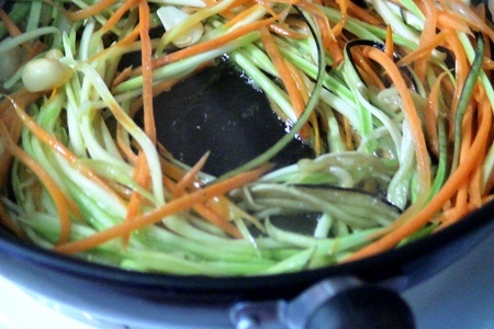 Шашлычки гармошки, а на гарнир спагетти из овощей: шаг 4