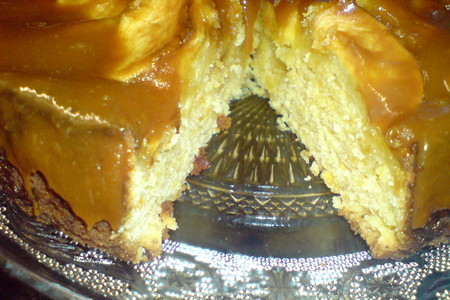 Пирог яблочный с курагой и карамелью: шаг 7