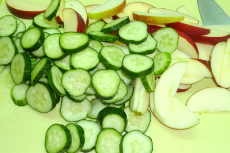 Пикантный салат: огурцы в яблочном желе на зиму: шаг 2