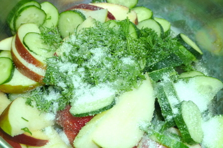 Пикантный салат: огурцы в яблочном желе на зиму: шаг 3