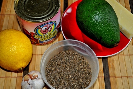 Фасоль с авокадо ,запечённые в горшочке: шаг 1