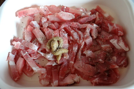 Свинина, запеченная в горчичном маринаде под шубой из картофеля: шаг 1