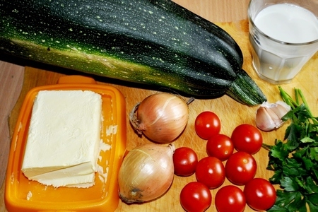 Крем-суп из цукини с запечёнными помидорами"черри" и чесноком.: шаг 1