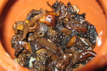 Картошка с грибами и мясом в горшочках: шаг 15