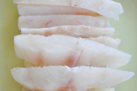 Рыбные палочки из трески с соусом из кинзы: шаг 1