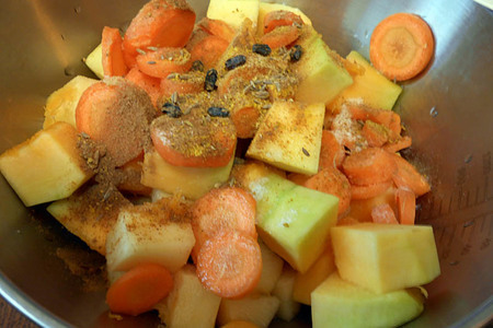 Индюшачьи сердечки с фасолью и осенними овощами (свежими и маринованными) в тажине: шаг 5