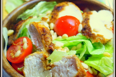 Сочная куриная грудка с пикантной корочкой. хрустящий салат с куриной грудкой и орешками. тест-драйв: шаг 9