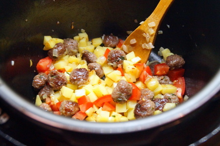 Мясные шарики тушёные с картофелем и помидорами. тест-драйв.: шаг 4