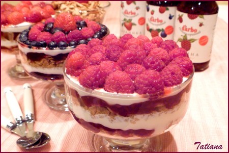 Десерт ягодно-йогуртовый с конфитюром и хлопьями: шаг 4