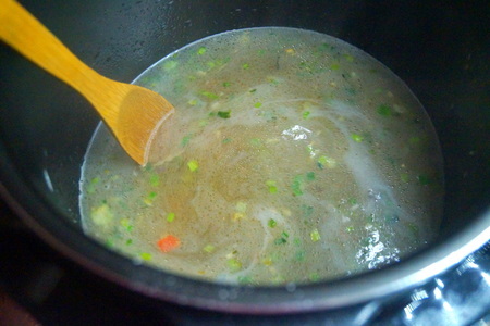 Густой суп с креветками, яичной лапшой и зелёным горошком: шаг 4