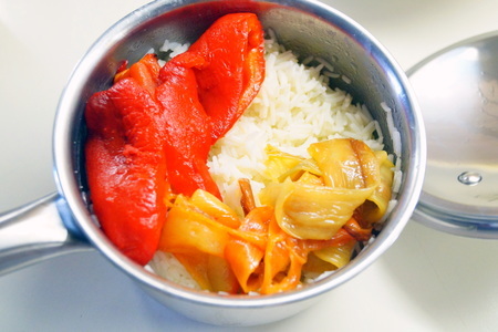 Салат с рисом, запечённым перцем и помидорной заправкой. кипрские гулянья: шаг 3