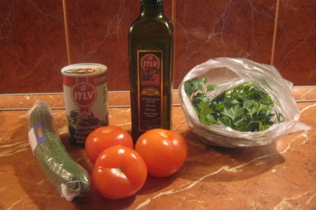 Салат из помидоров,огурцов и маслин с оливковым маслом: шаг 1