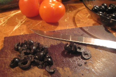 Салат из помидоров,огурцов и маслин с оливковым маслом: шаг 2