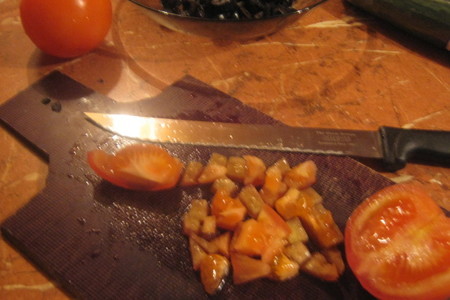 Салат из помидоров,огурцов и маслин с оливковым маслом: шаг 3