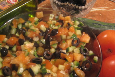 Салат из помидоров,огурцов и маслин с оливковым маслом: шаг 6