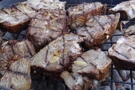 Мясо с чесноком и аджикой на пивных парах зажаренные на гриле: шаг 7