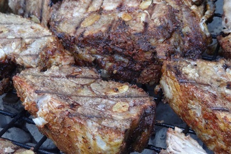 Мясо с чесноком и аджикой на пивных парах зажаренные на гриле: шаг 8