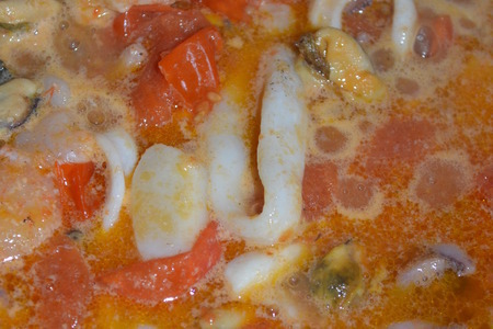 Спагетти с морепродуктами  и помидорами черри : шаг 4