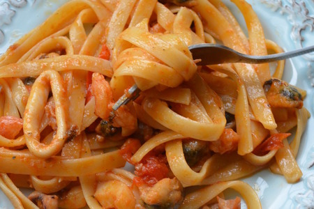 Спагетти с морепродуктами  и помидорами черри : шаг 7