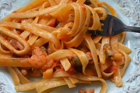 Спагетти с морепродуктами  и помидорами черри : шаг 8