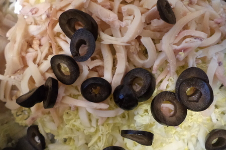 Легкий новогодний салат с кальмарами и маслинами!: шаг 5