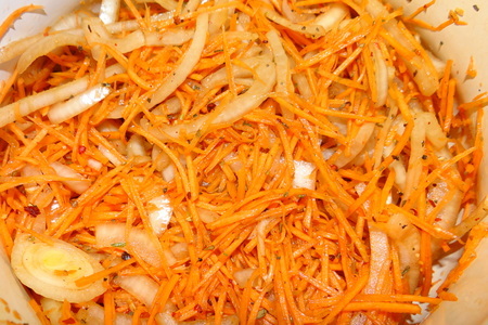 Форель, запеченная на морковно-луковой подушке: шаг 4