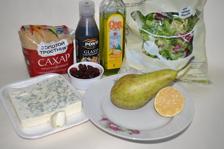 Салат с карамелизированной грушей, сыром и клюквой: шаг 1