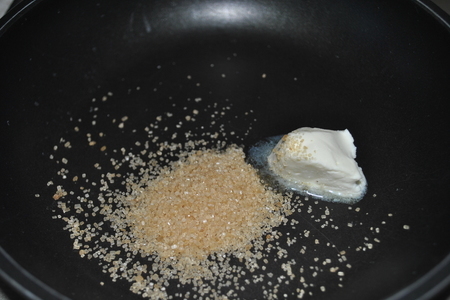 Салат с карамелизированной грушей, сыром и клюквой: шаг 3