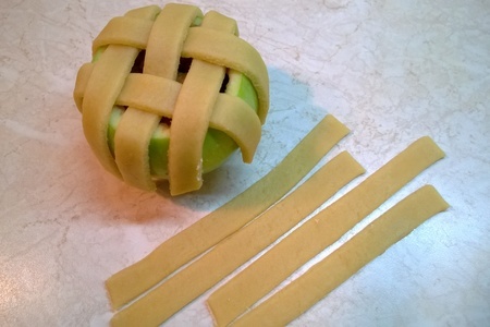 Яблоки с клюквой в тесте: шаг 5