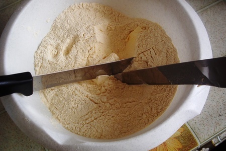 Пирог сдобный, пшенично-кукурузный, с персиковым конфитюром и грецким орехом.: шаг 2