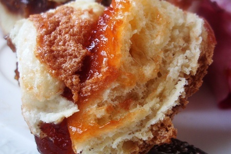 Пирог сдобный, пшенично-кукурузный, с персиковым конфитюром и грецким орехом.: шаг 8
