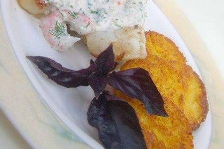 Морской окунь со сливочным соусом из креветок и хрустящими "монетками" из поленты: шаг 5