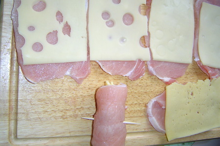 Мясные рулетики с сыром, запечённые в рукаве.: шаг 2