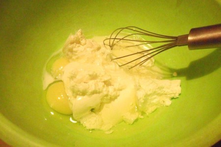 Сырные маффинс с замороженной смородиной и штрейзелем: шаг 1