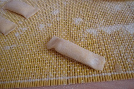 Равиоли со сливочно-сырным кремом в соусе из панчетты и кабачков от хайнса бека: шаг 4