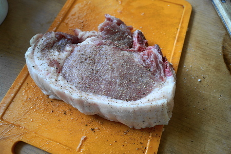 Свиные отбивные на кости в медовом маринаде с салатом: шаг 2