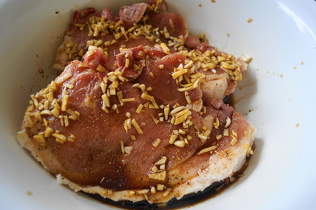 Свиные отбивные на кости в медовом маринаде с салатом: шаг 3