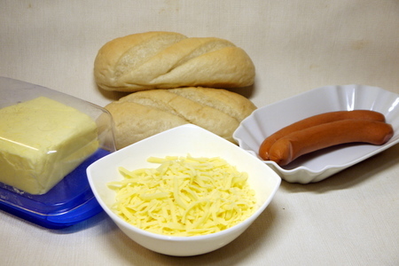 Лодочка из булки с сосиской и сыром к завтраку: шаг 1