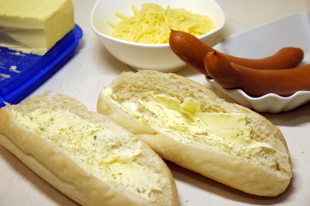Лодочка из булки с сосиской и сыром к завтраку: шаг 2