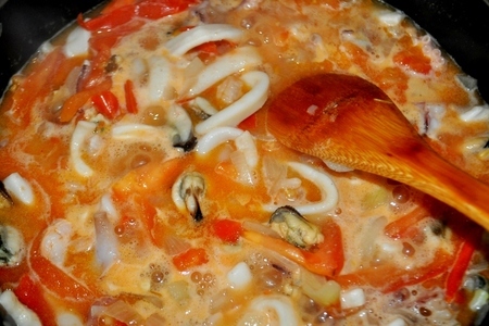 Сливочный суп с морепроуктами,томатами и пармезановыми гренками: шаг 1