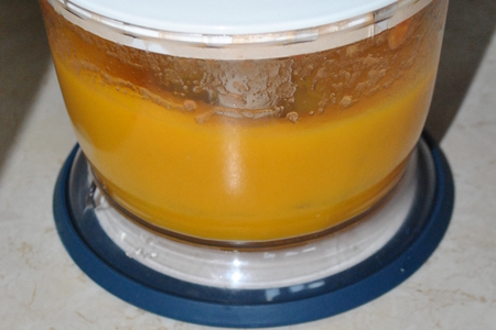Тыквенный крем-суп с копченым кальмаром в компании блинных рулетов с осетриной: шаг 3