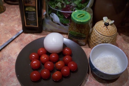 Салат с заправкой из пармезана.: шаг 1