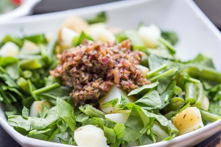 Картофельный салат с зеленой фасолью, шпинатом и оливками: шаг 6