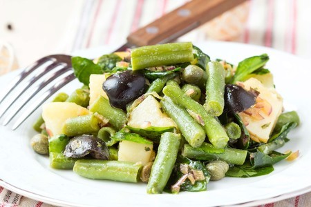 Картофельный салат с зеленой фасолью, шпинатом и оливками: шаг 8