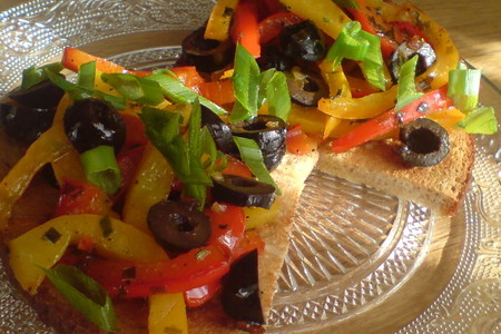 Кростини с тёплым салатом из перцев и маслин: шаг 6